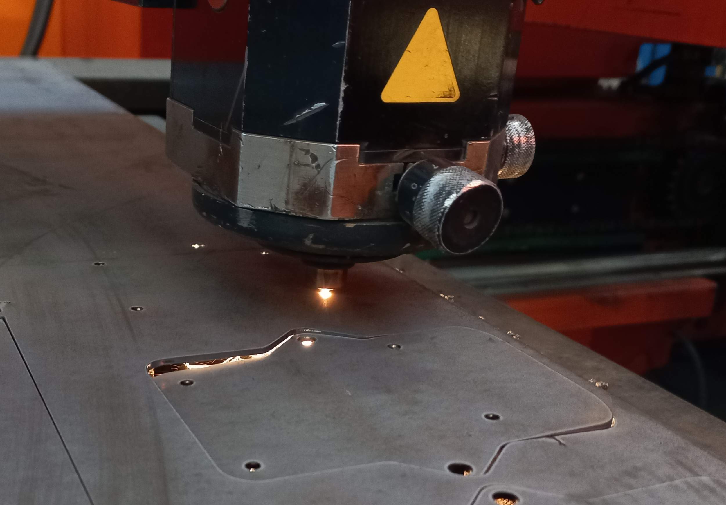 Impianto laser Co2 3000 x 1500  lavorazione su acciaio al carbonio fino a 15 mm