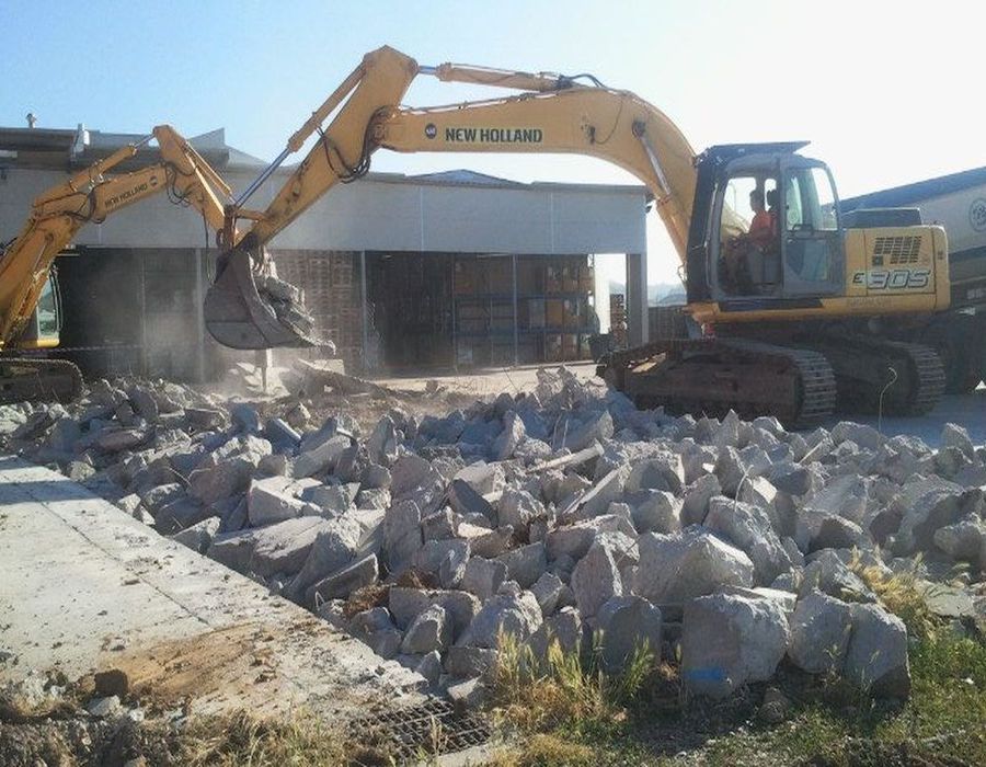 demolizione capannoni Nord Cantieri 